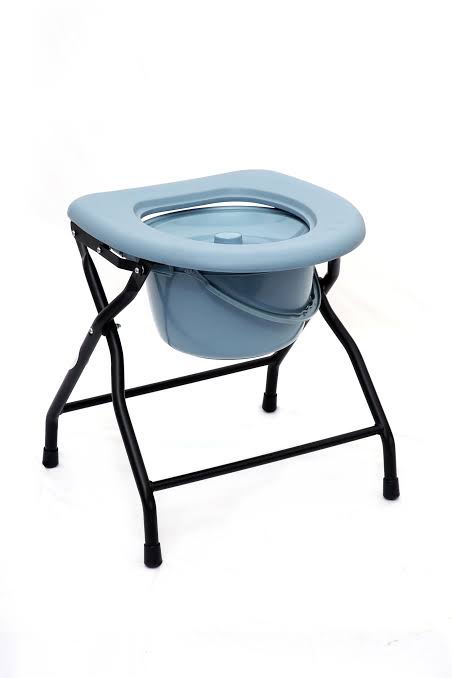 Commode with bucket